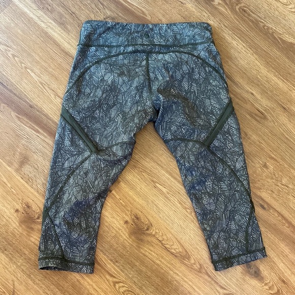 Lululemon Leafy 🍃 Cropped Leggings size 4/6 - Picture 3 of 6
